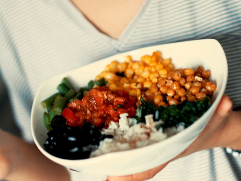 veganske poke u tanjiru