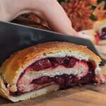 devojka seše štrudlu sa višnjama