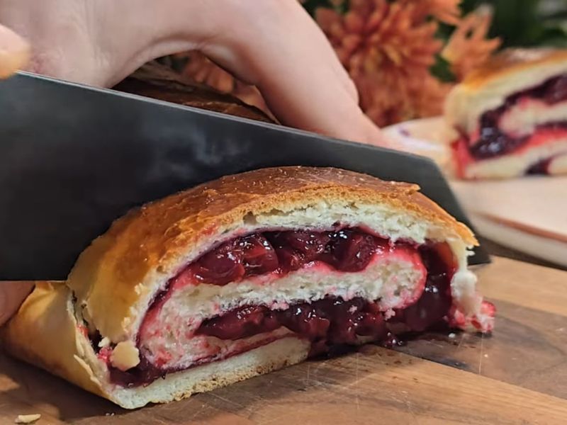 devojka seše štrudlu sa višnjama