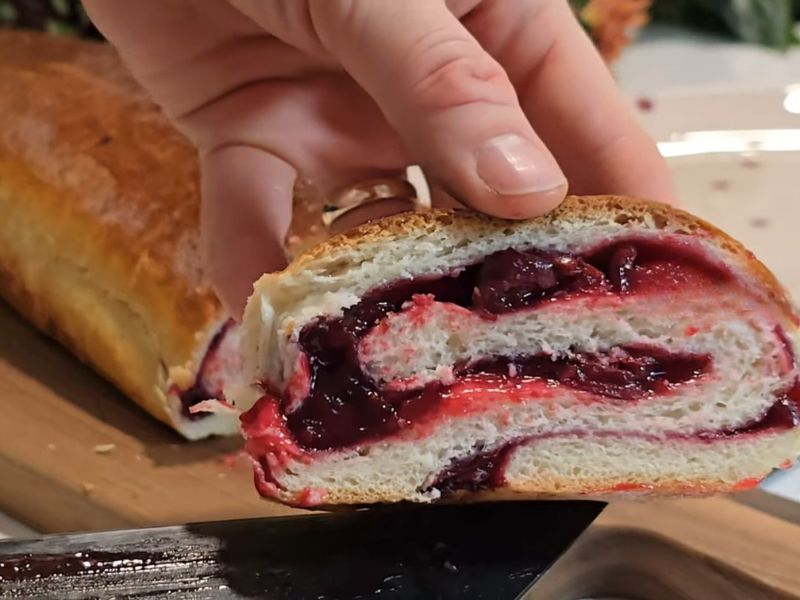 devojka seče štrudlu sa višnjama