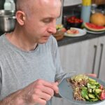 čovek jede salatu i žitarice