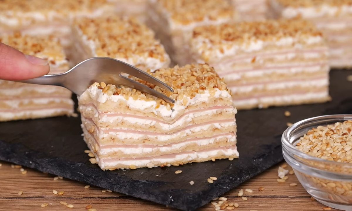 osoba viljuškom uzima parče slane rozen torte